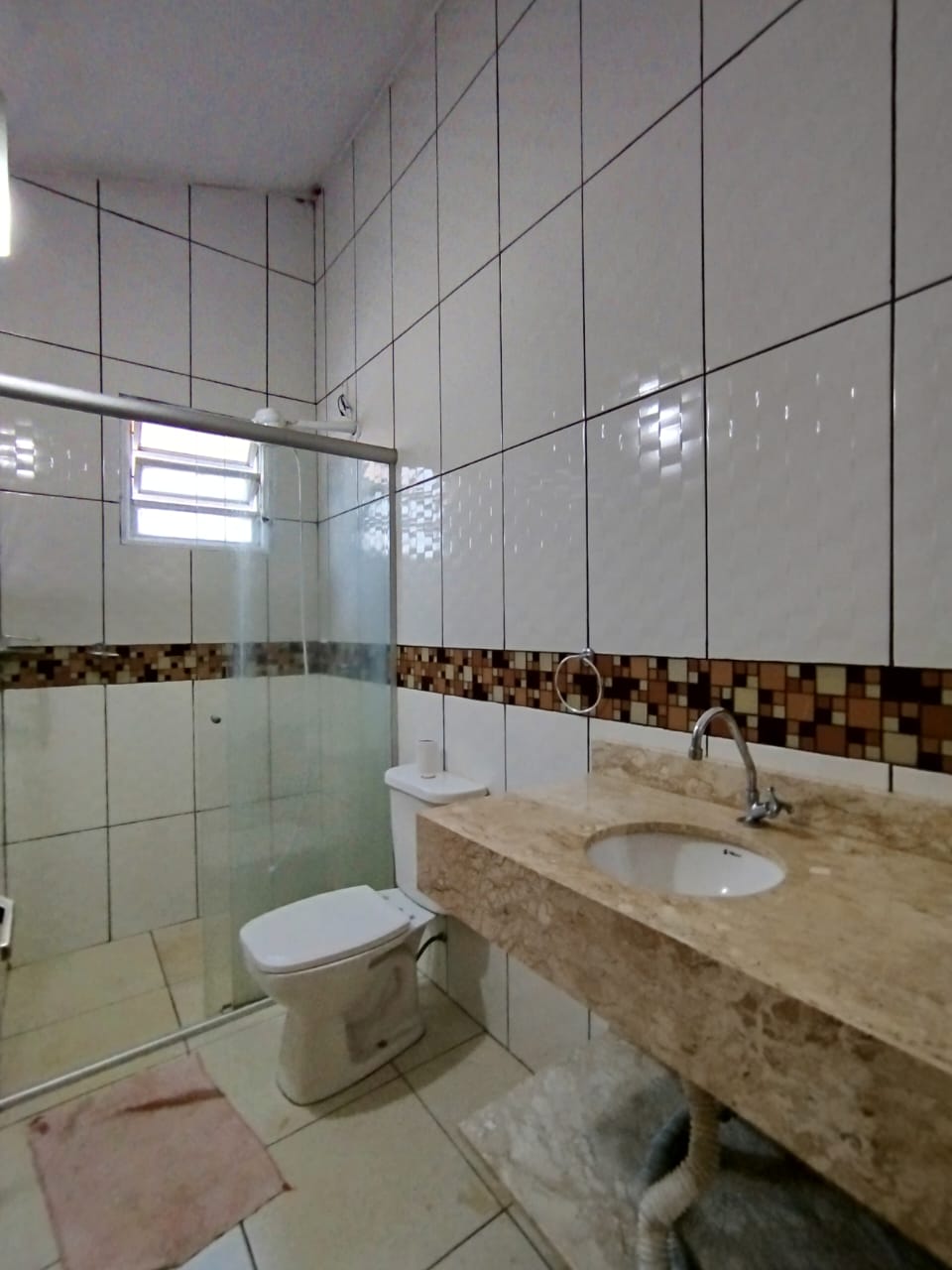Vende-se casa  com três quartos.
