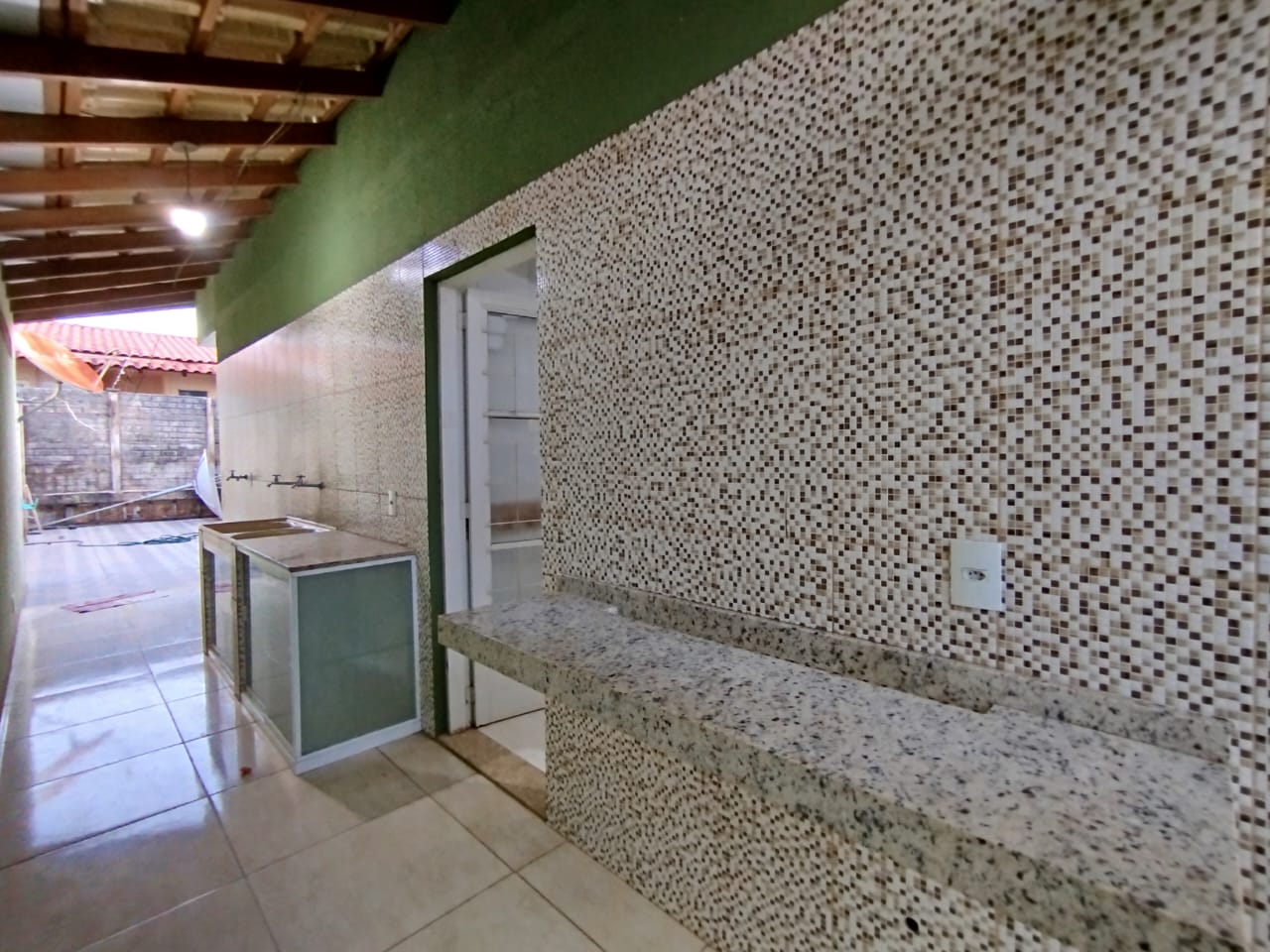 Vende-se casa  com três quartos.