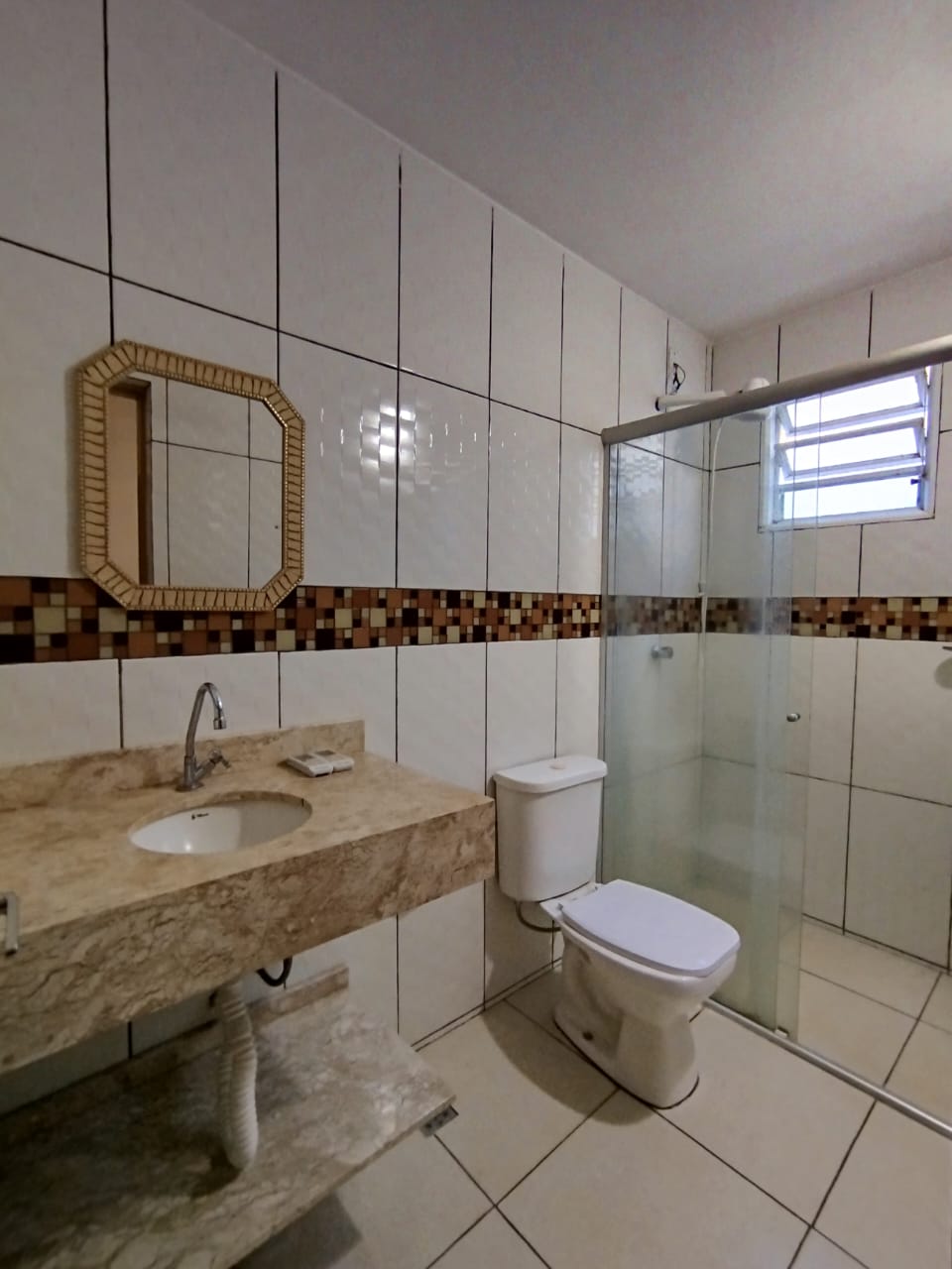Vende-se casa  com três quartos.