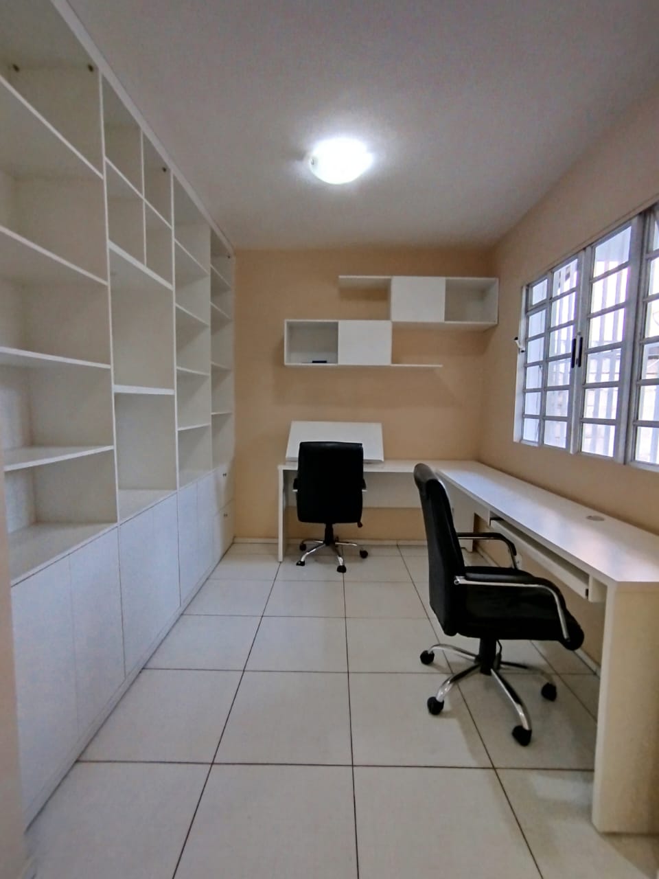 Vende-se casa  com três quartos.