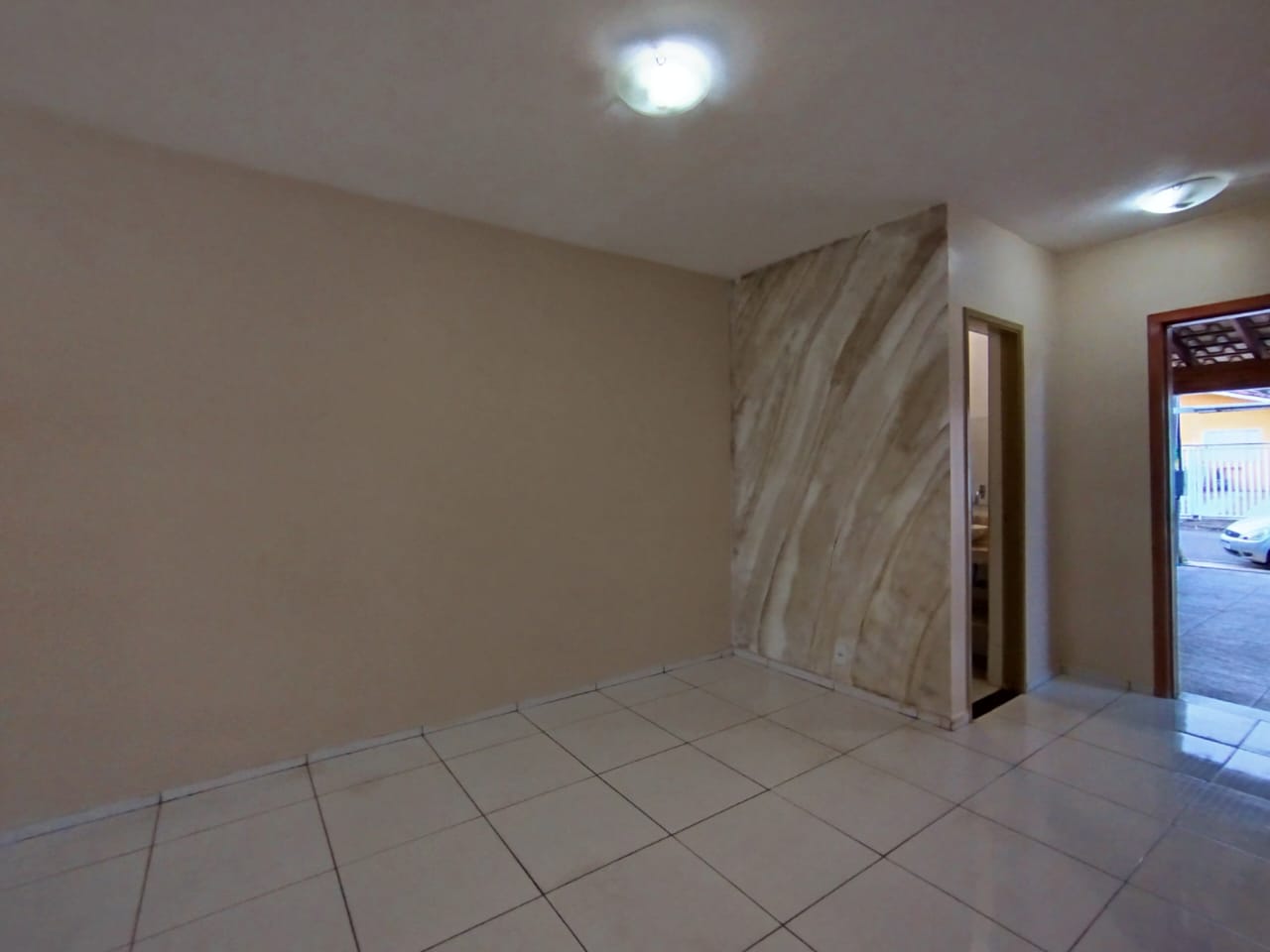 Vende-se casa  com três quartos.