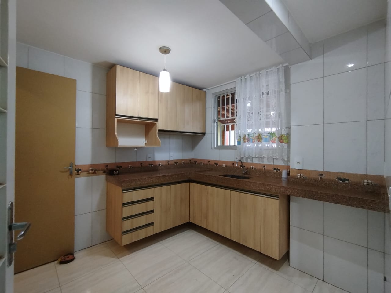 Vende-se casa  com três quartos.