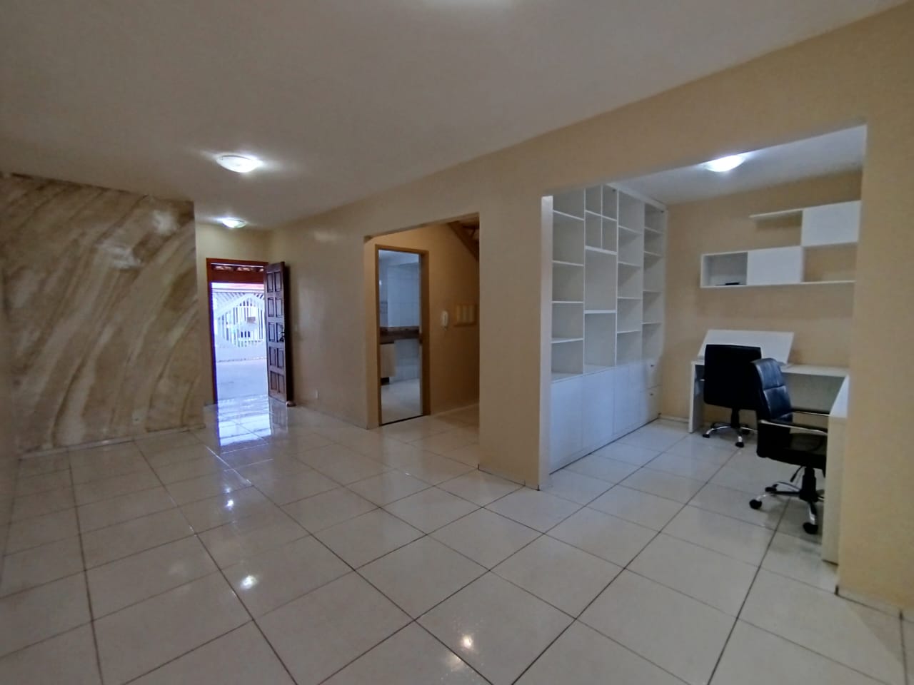 Vende-se casa  com três quartos.