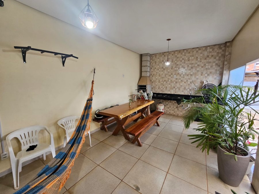 Casa à venda com 3 quartos (sendo duas suítes)