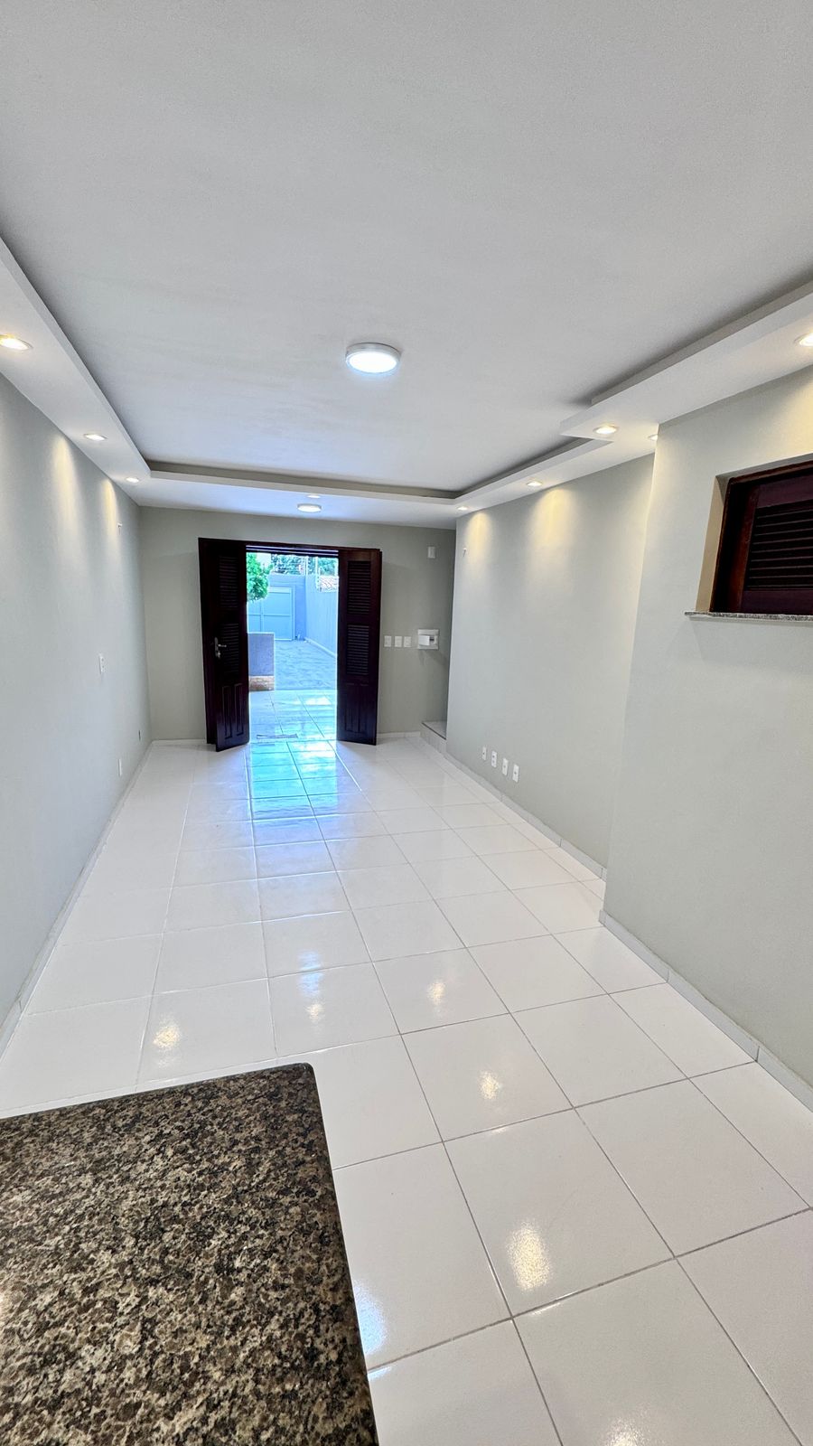 Casa Duplex com 03 quartos, 02 suítes e vaga para 03 carros - PLANALTO AYRTON SENNA