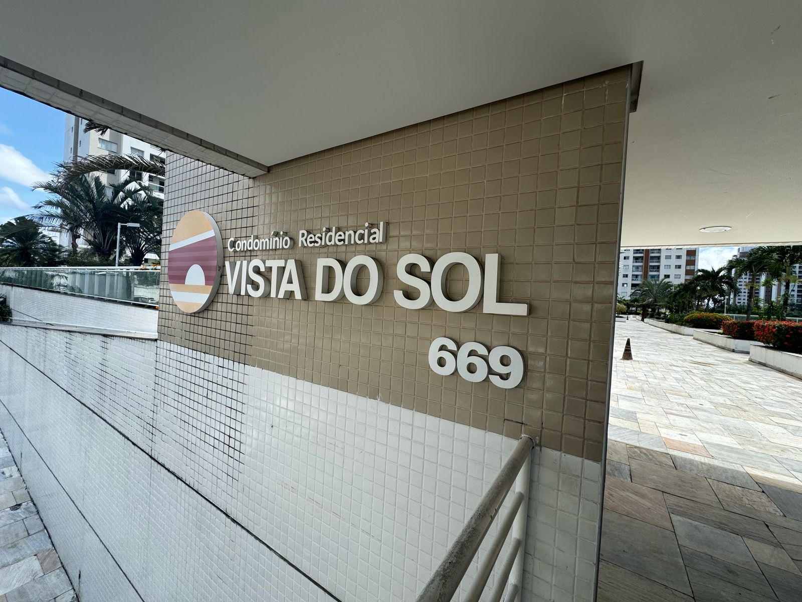 Condomínio Vista do Sol – Aleixo - Apartamento 3 suítes - Andar alto! 