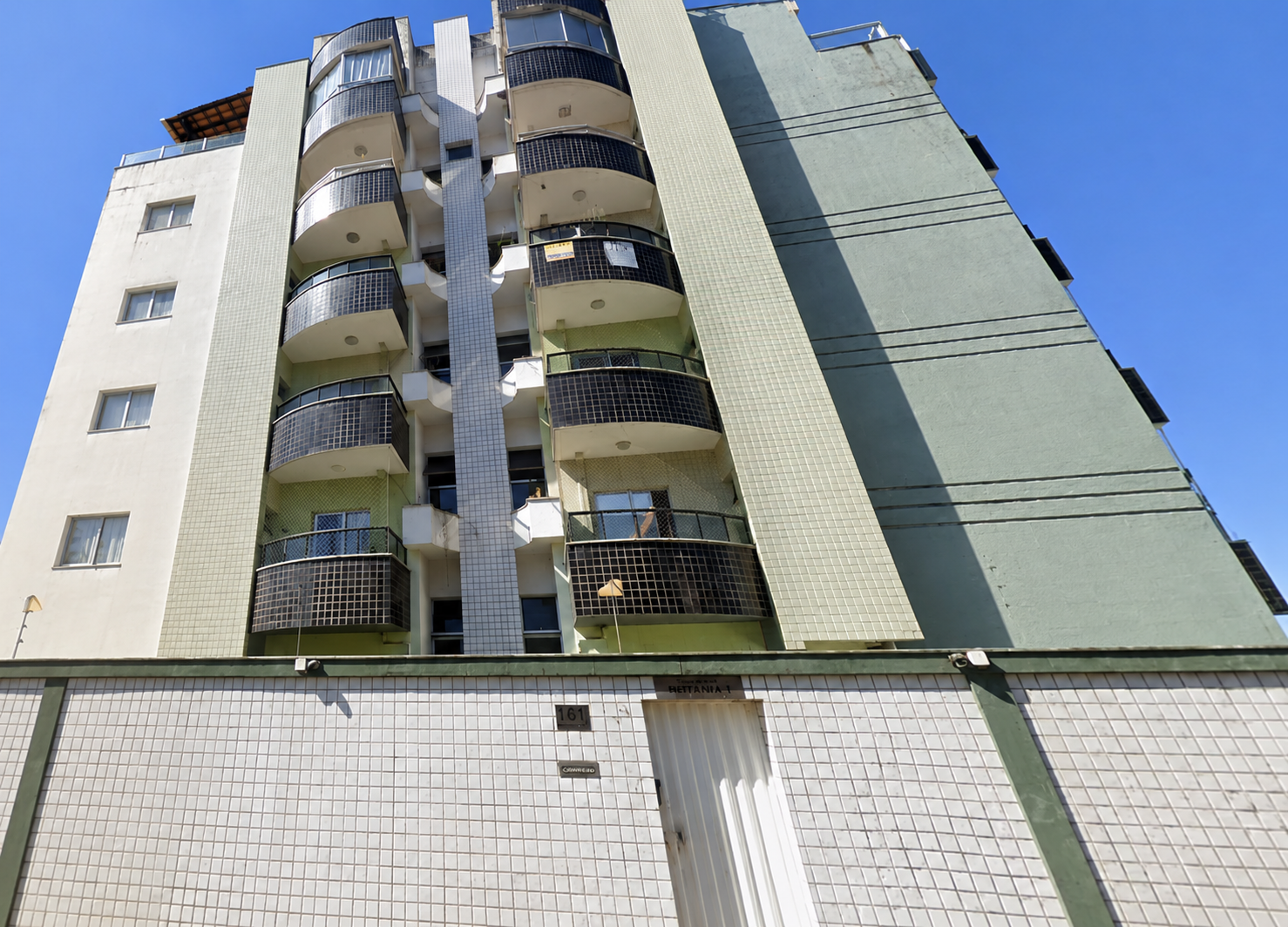 Apto c/ 03 qtos e 02 vagas de garagem