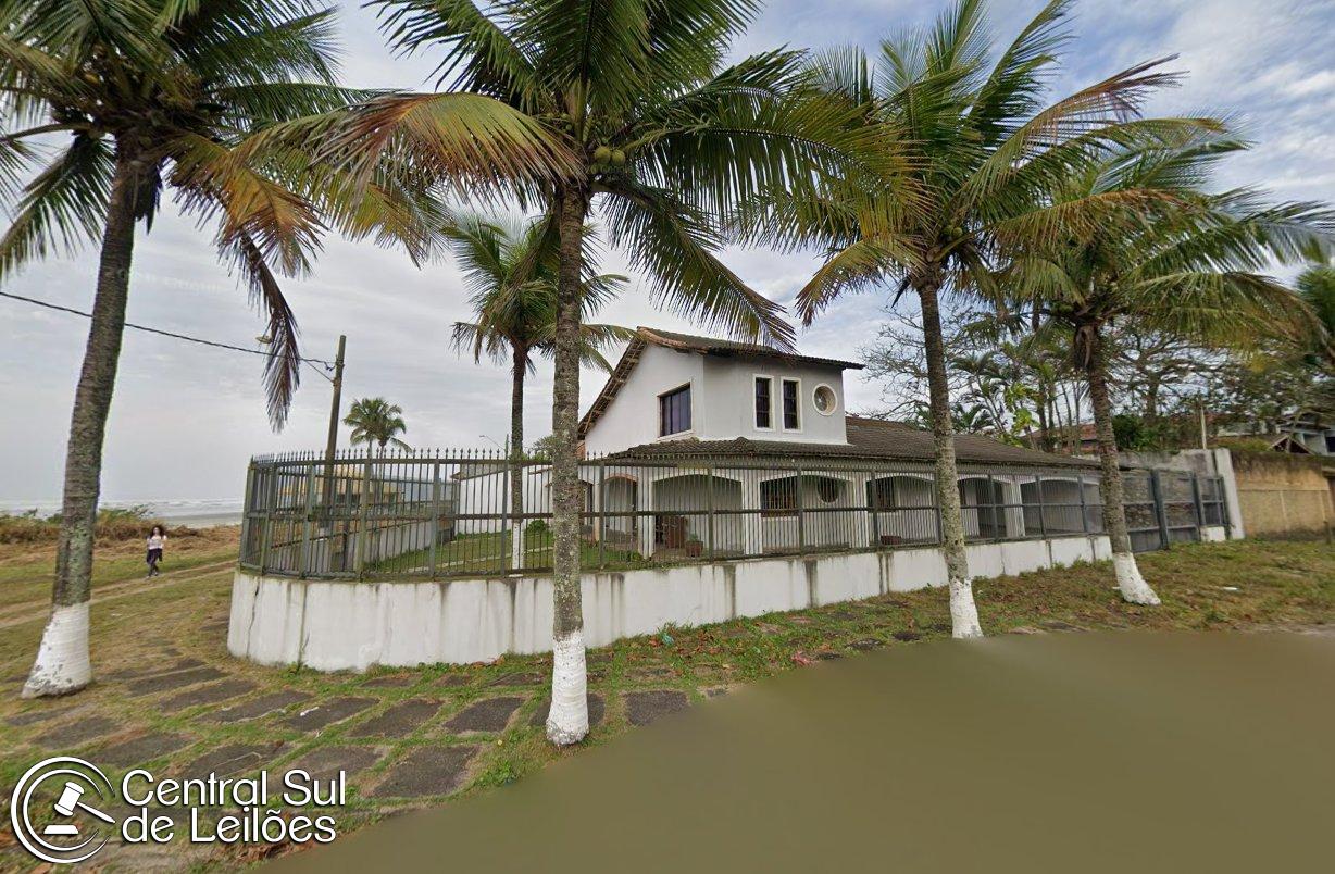 Imóvel de esquina, de frente para a praia com área de 494,00m², no município de itanhaém/sp