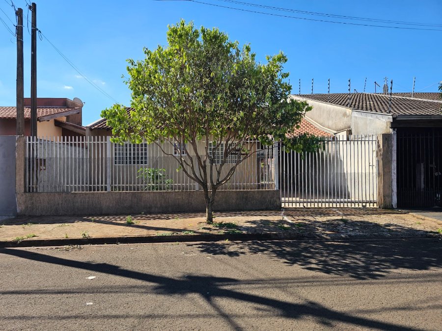Casa 2 Quartos à Venda em Rolândia, PR - Bairro José Esdei, 65m² Úteis e 250m² de Terreno