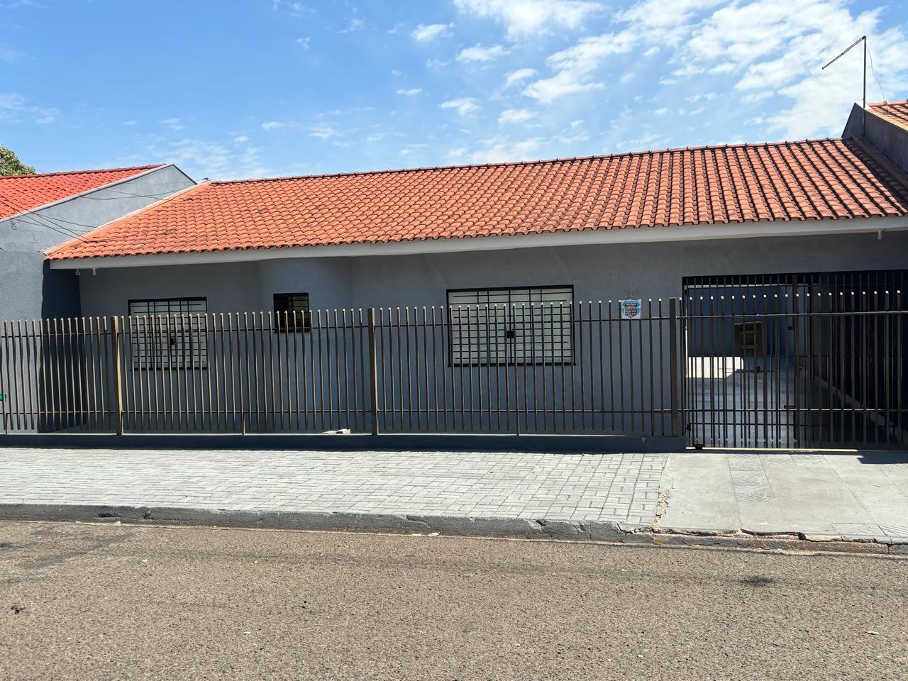 Casa à Venda em Maringá – Próxima à Av. Tuiuti Recém-Reformada, com 3 Quartos e Ambientes Amplos