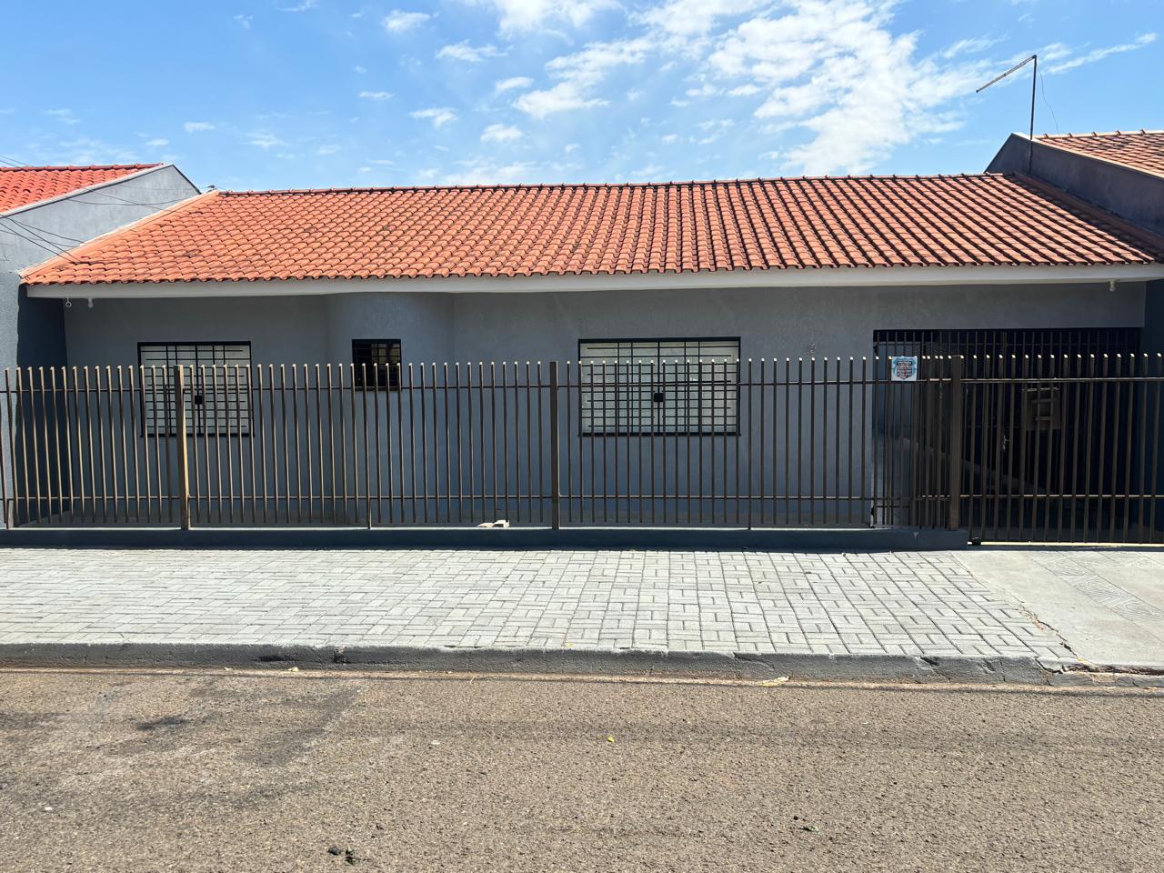 Casa à Venda em Maringá – Próxima à Av. Tuiuti Recém-Reformada, com 3 Quartos e Ambientes Amplos