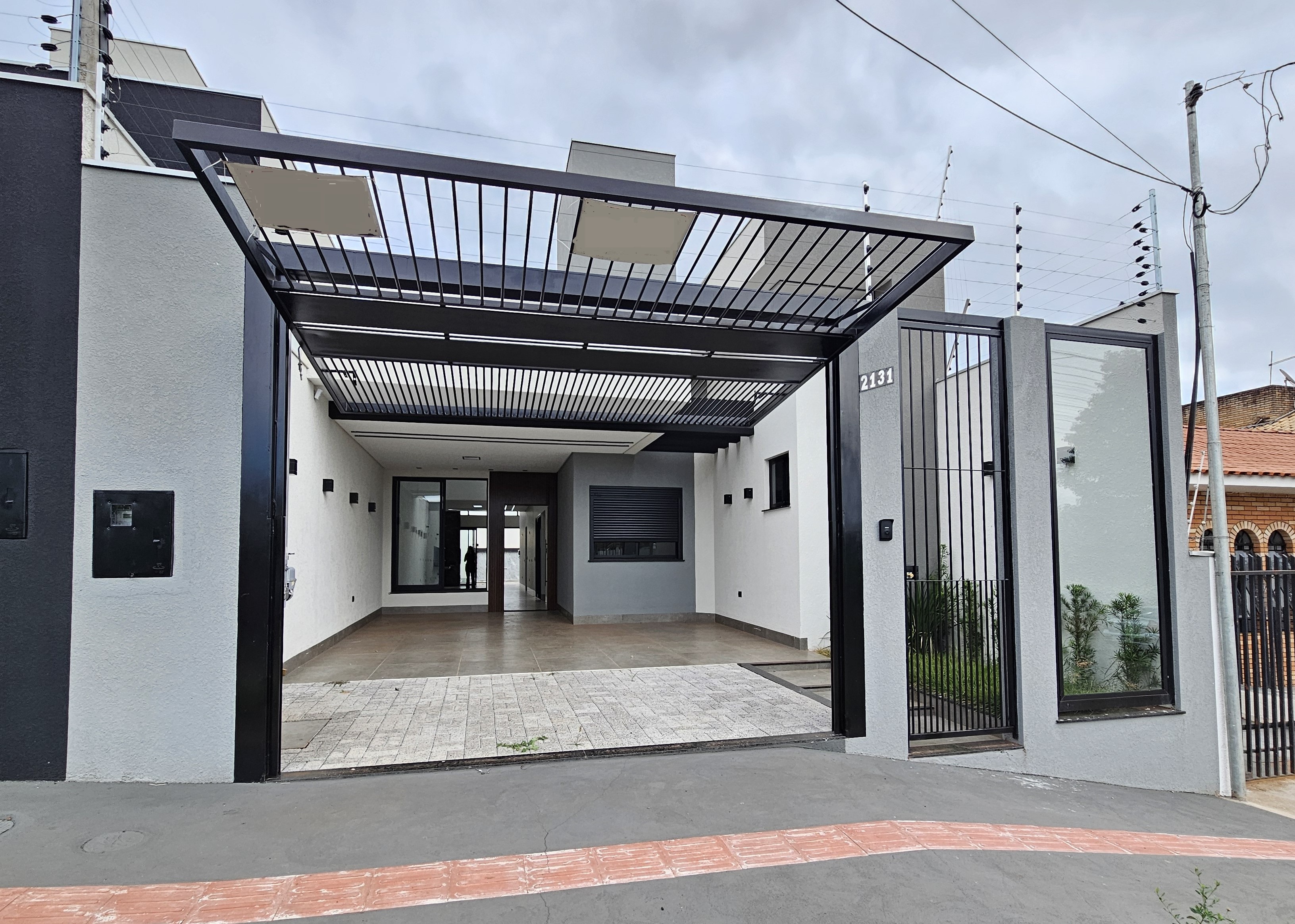 Casa Térrea de Alto Padrão com 3 Suítes e Piscina - Jd. Iguaçu - Maringá/PR