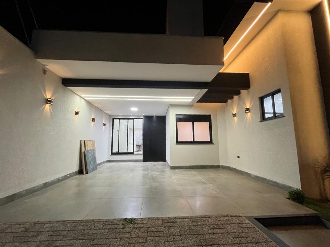 Casa Térrea de Alto Padrão com 3 Suítes e Piscina - Jd. Iguaçu - Maringá/PR