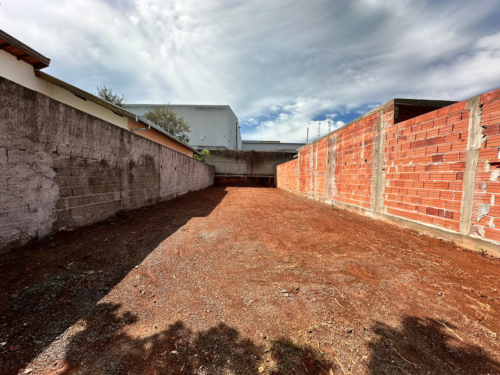 Terreno com terraplanagem pronta no bairro dos Ipês I