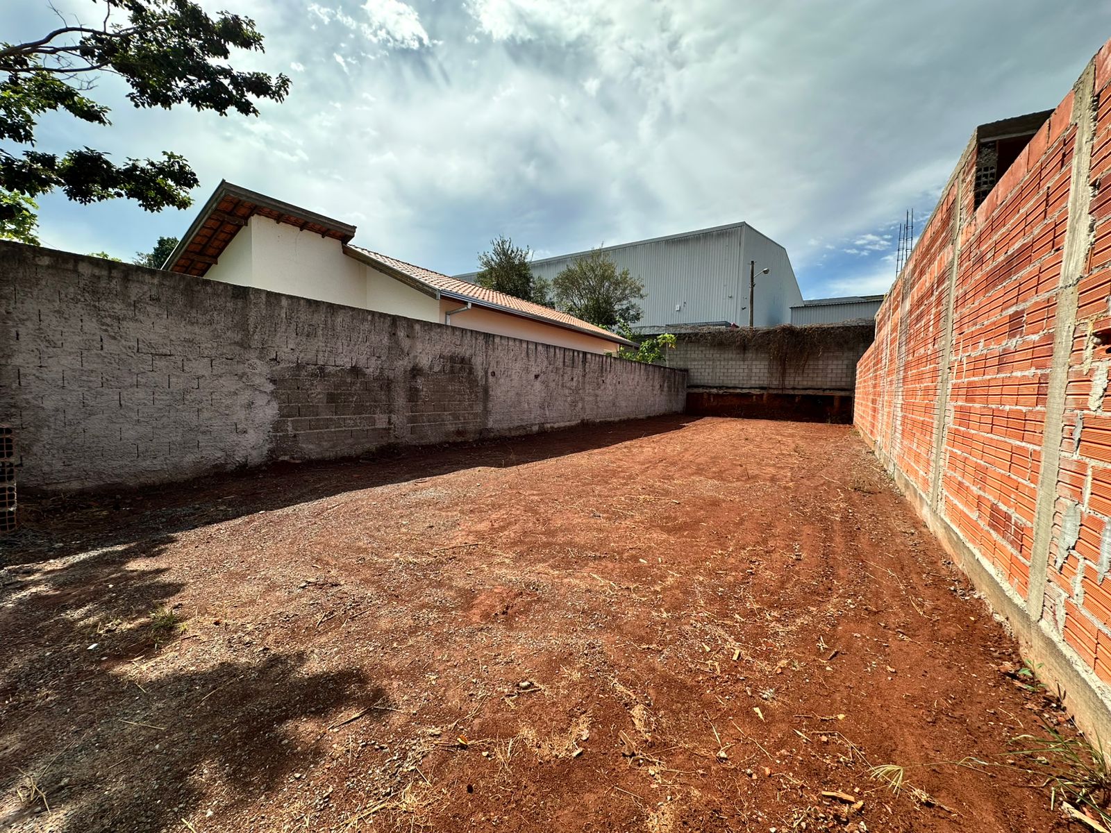 Terreno com terraplanagem pronta no bairro dos Ipês I