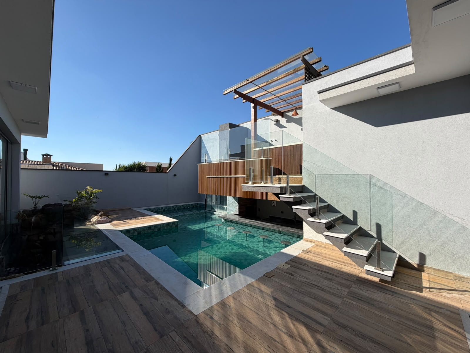 CASA COM 4 SUITES NO PORTAL DAS ESTRELAS 