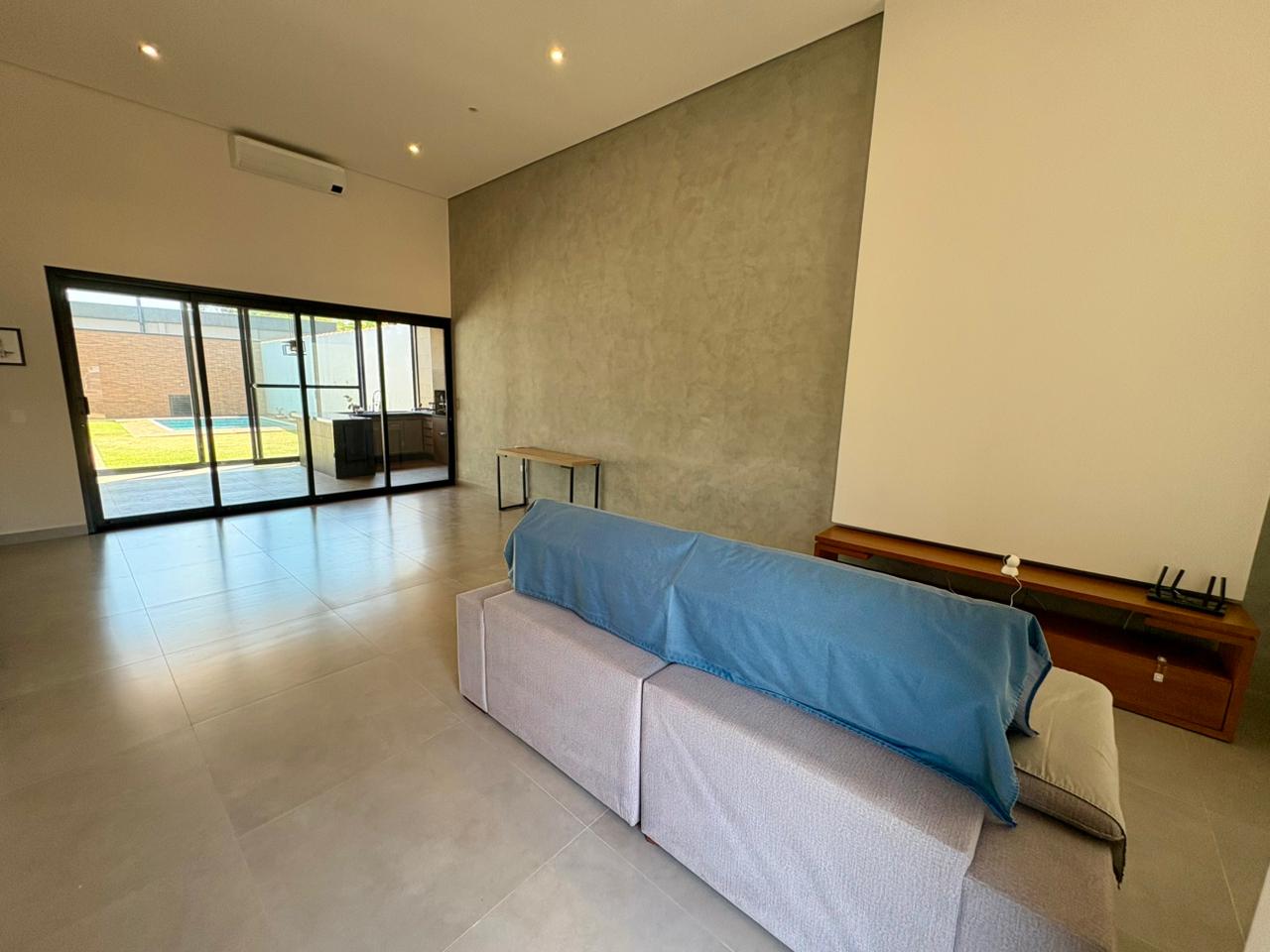 Casa em condomínio no Portal dos pássaros  