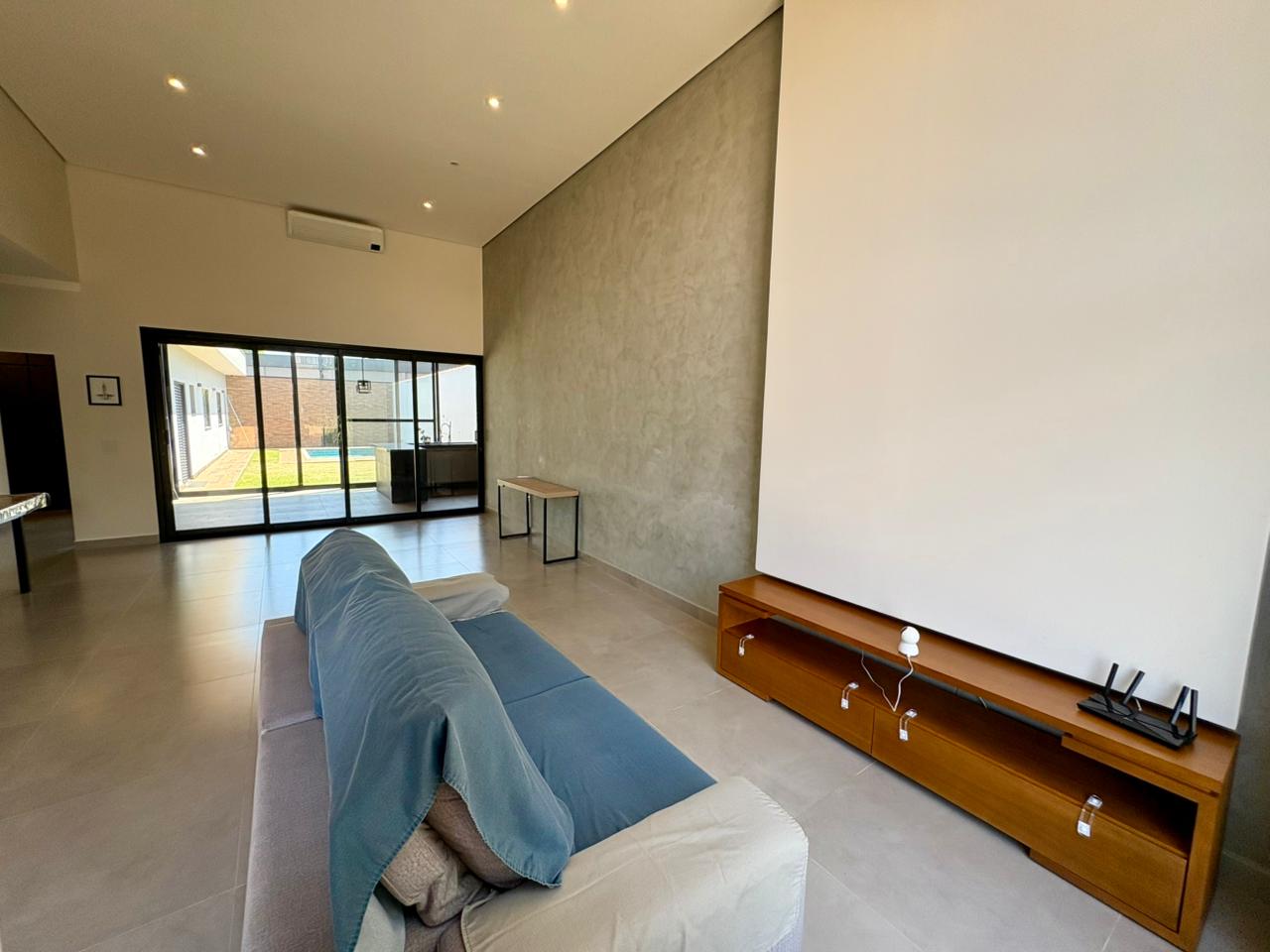 Casa em condomínio no Portal dos pássaros  