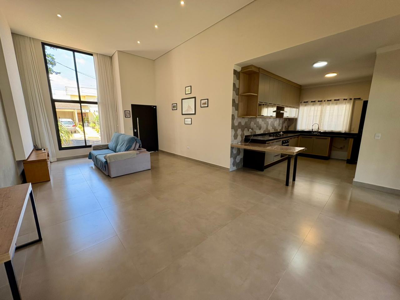 Casa em condomínio no Portal dos pássaros  