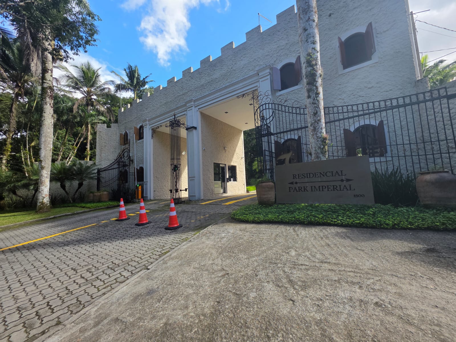 Charmosa Casa em condomínio no Park Imperial em Caraguatatuba