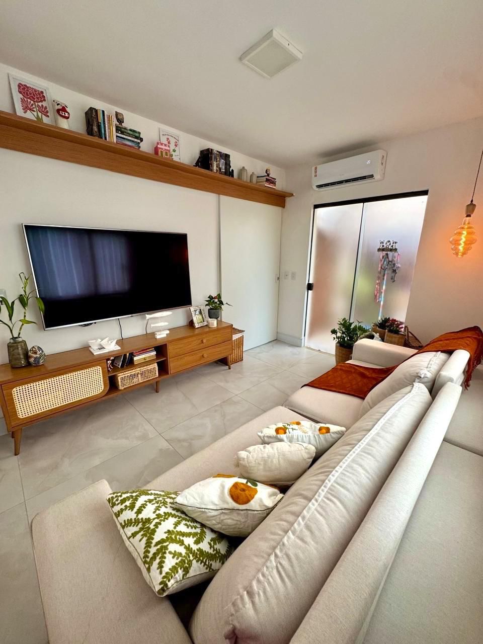 Casa 2/4 (suítes) a venda R$ 695.000,00 em condomínio fechado - Abrantes