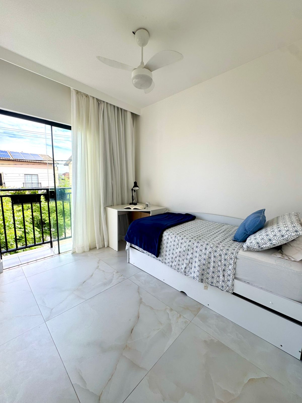 Casa 2/4 (suítes) a venda R$ 695.000,00 em condomínio fechado - Abrantes