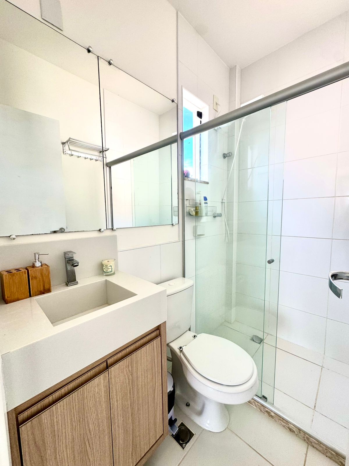 Casa 2/4 (suítes) a venda R$ 695.000,00 em condomínio fechado - Abrantes