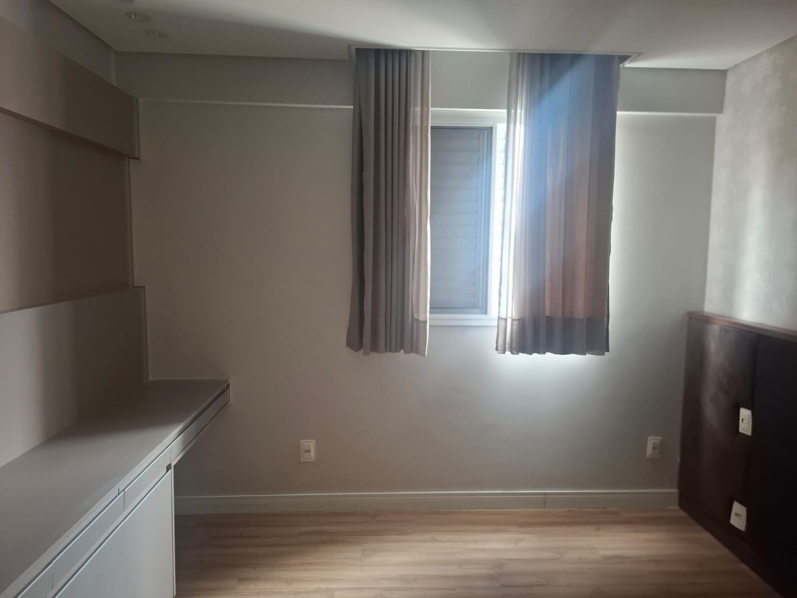 Apartamento 3 Quartos com 1 Suíte e 2 Vagas em Condomínio - Ótimo Estado