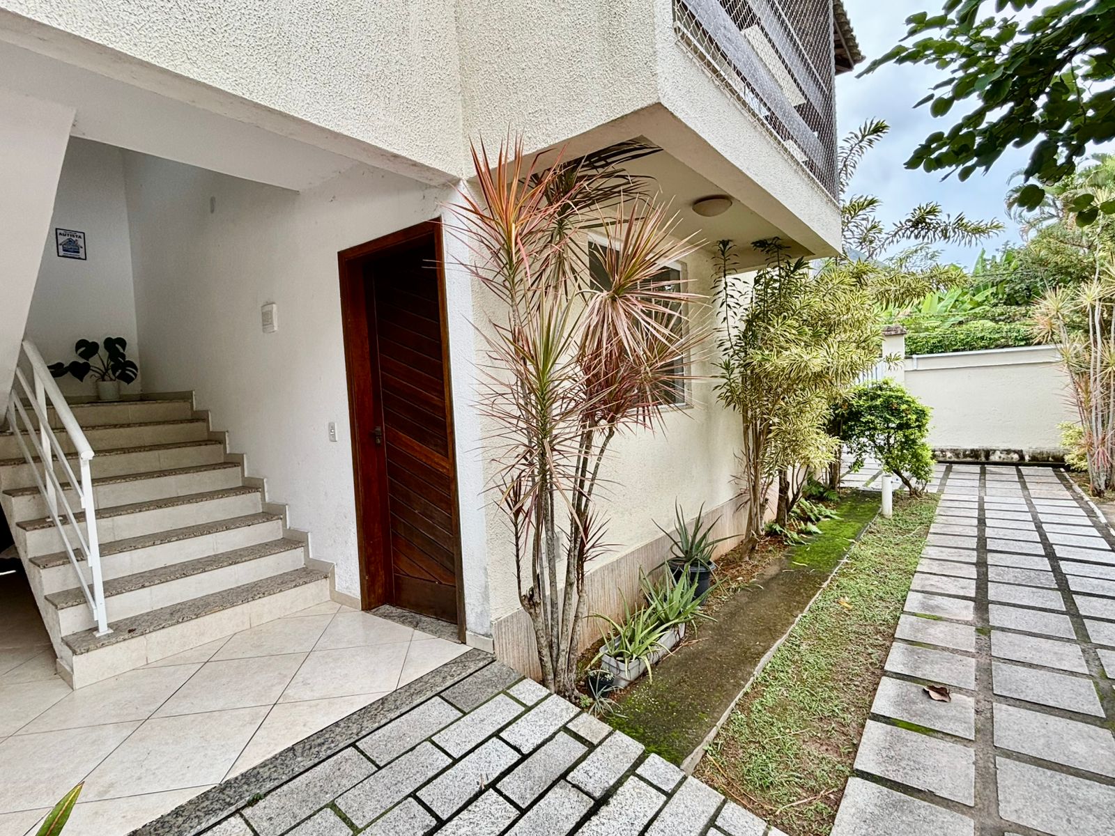 Apartamento térreo com 2 quartos à venda em condomínio em Maricá (RJ)!