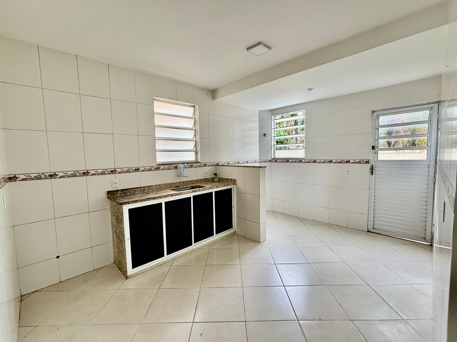 Apartamento térreo com 2 quartos à venda em condomínio em Maricá (RJ)!