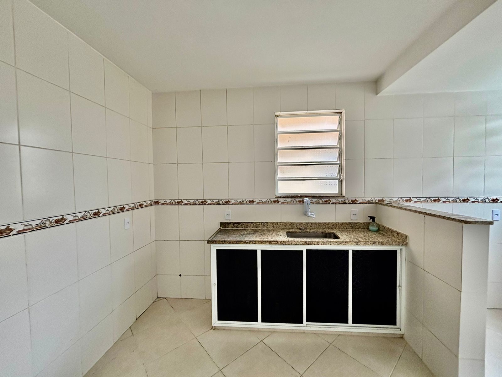 Apartamento térreo com 2 quartos à venda em condomínio em Maricá (RJ)!