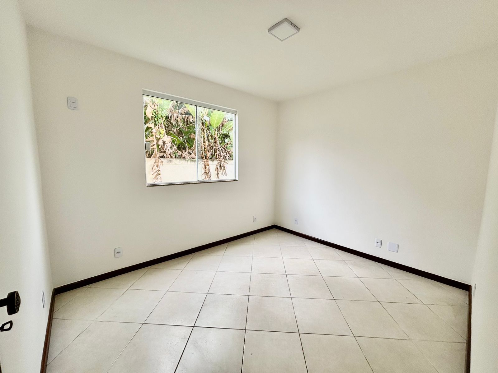 Apartamento térreo com 2 quartos à venda em condomínio em Maricá (RJ)!