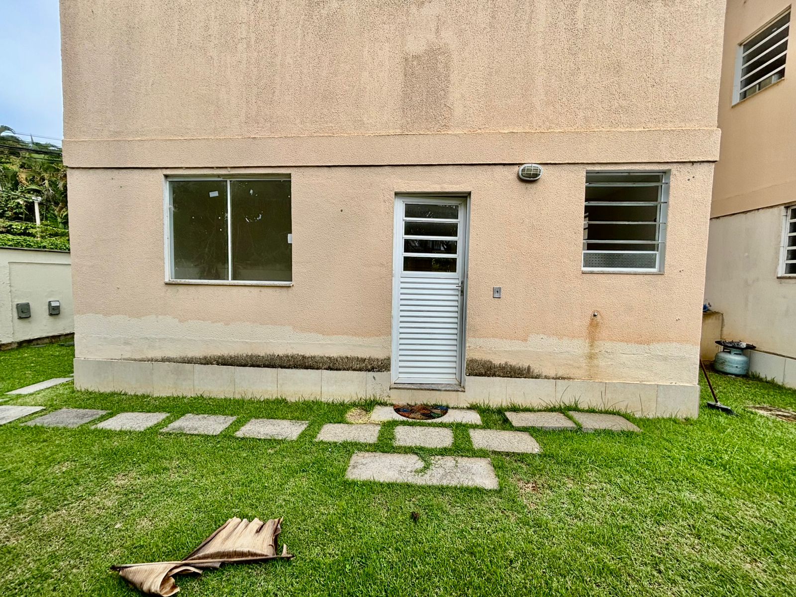 Apartamento térreo com 2 quartos à venda em condomínio em Maricá (RJ)!