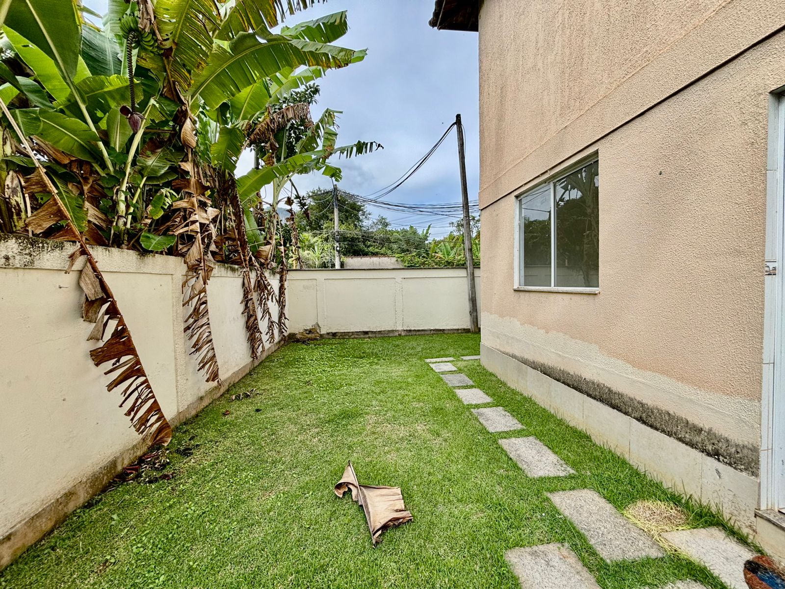 Apartamento térreo com 2 quartos à venda em condomínio em Maricá (RJ)!
