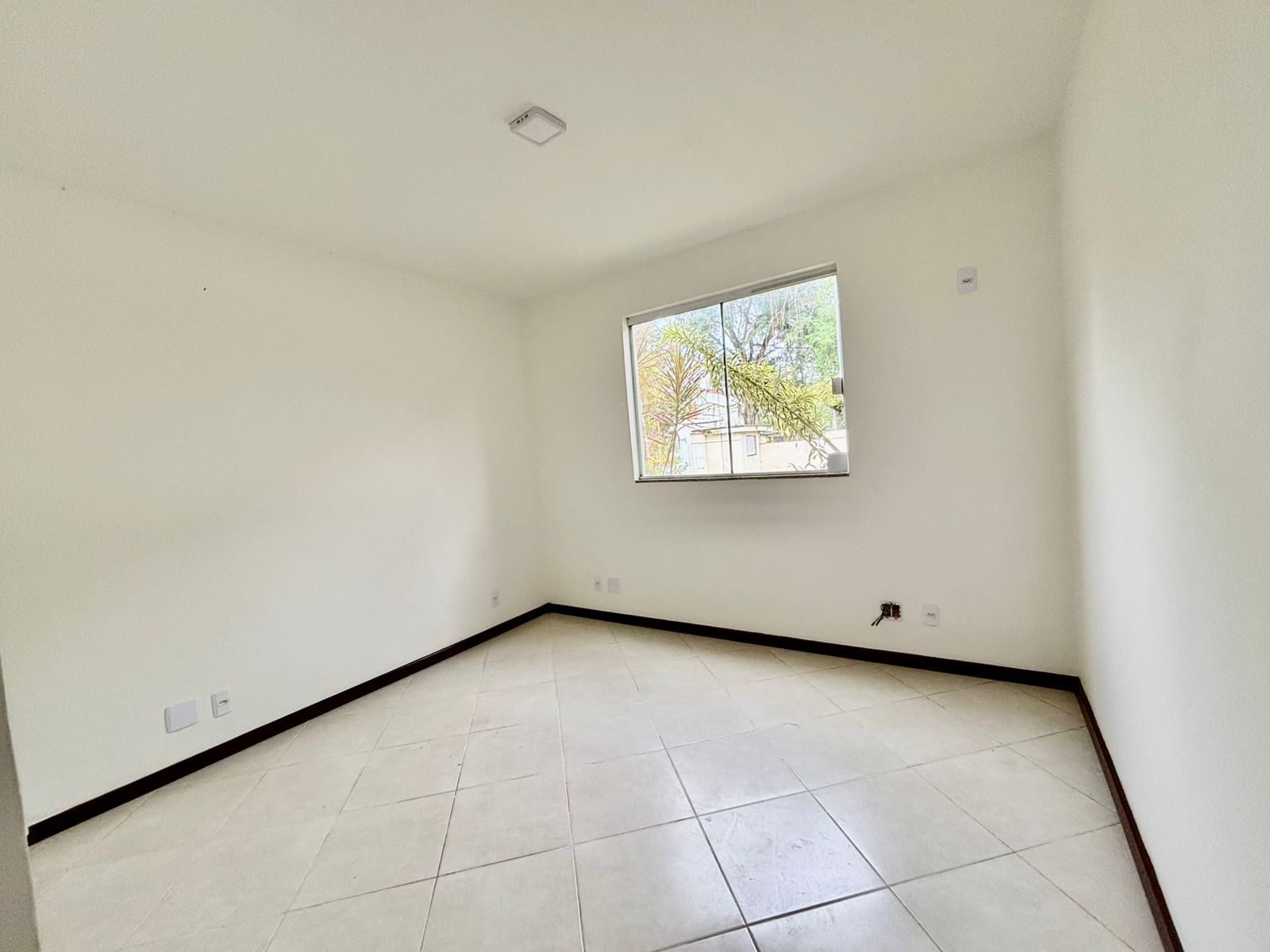 Apartamento térreo com 2 quartos à venda em condomínio em Maricá (RJ)!