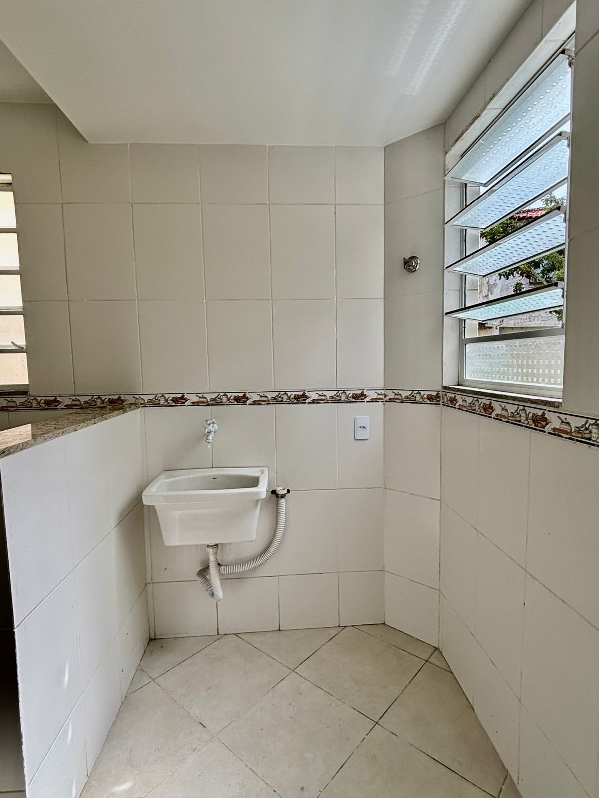 Apartamento térreo com 2 quartos à venda em condomínio em Maricá (RJ)!
