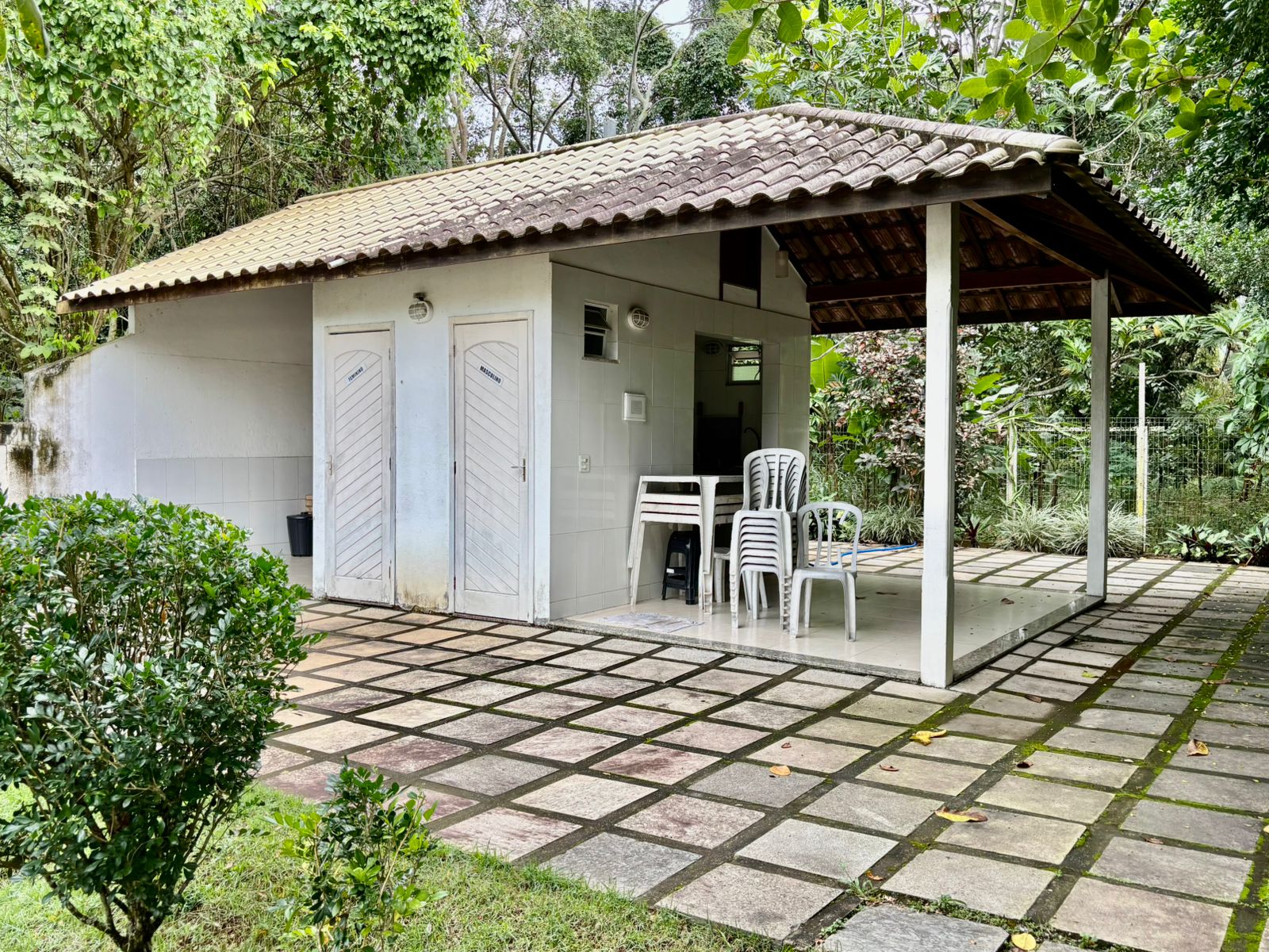 Apartamento térreo com 2 quartos à venda em condomínio em Maricá (RJ)!