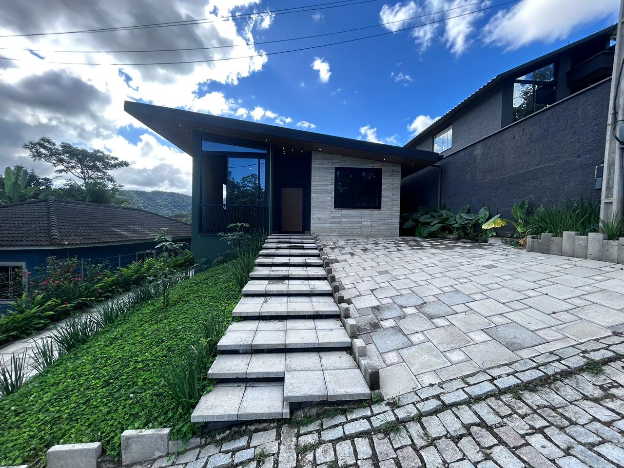 Casa alto padrão com 4 quartos à venda no Condomínio Ubatã, em Maricá (RJ)!