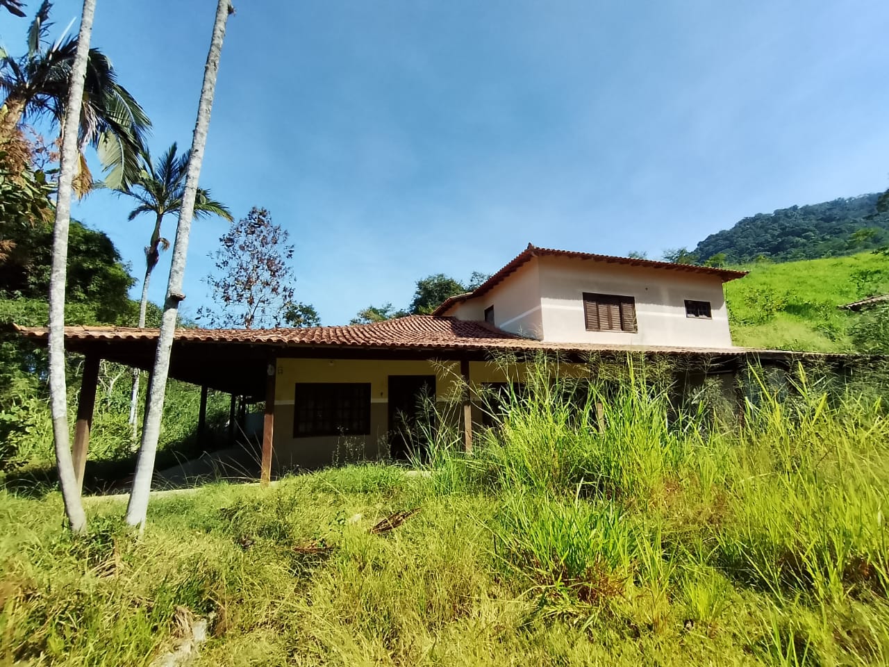 Casa com 3 quartos e um lindo lago para locação em Itaocaia Valley (Itaipuaçu), Maricá, RJ