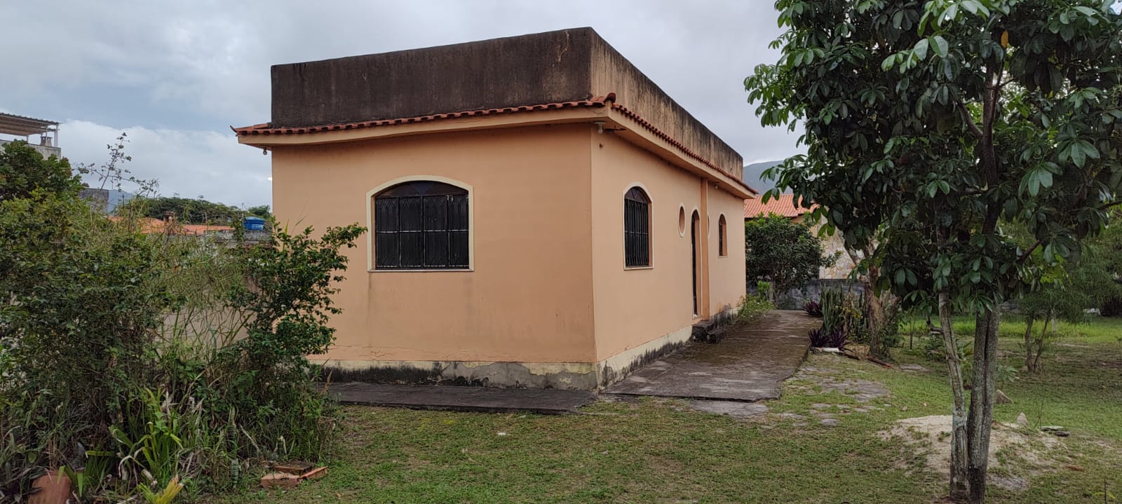 Casa com amplo terreno à venda no Jardim Atlântico Central, Itaipuaçu, Maricá/RJ.
