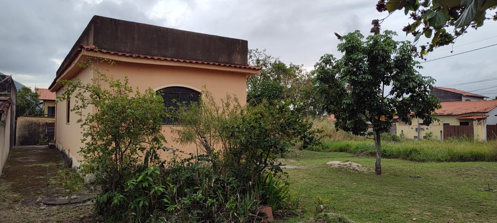 Casa com amplo terreno à venda no Jardim Atlântico Central, Itaipuaçu, Maricá/RJ.