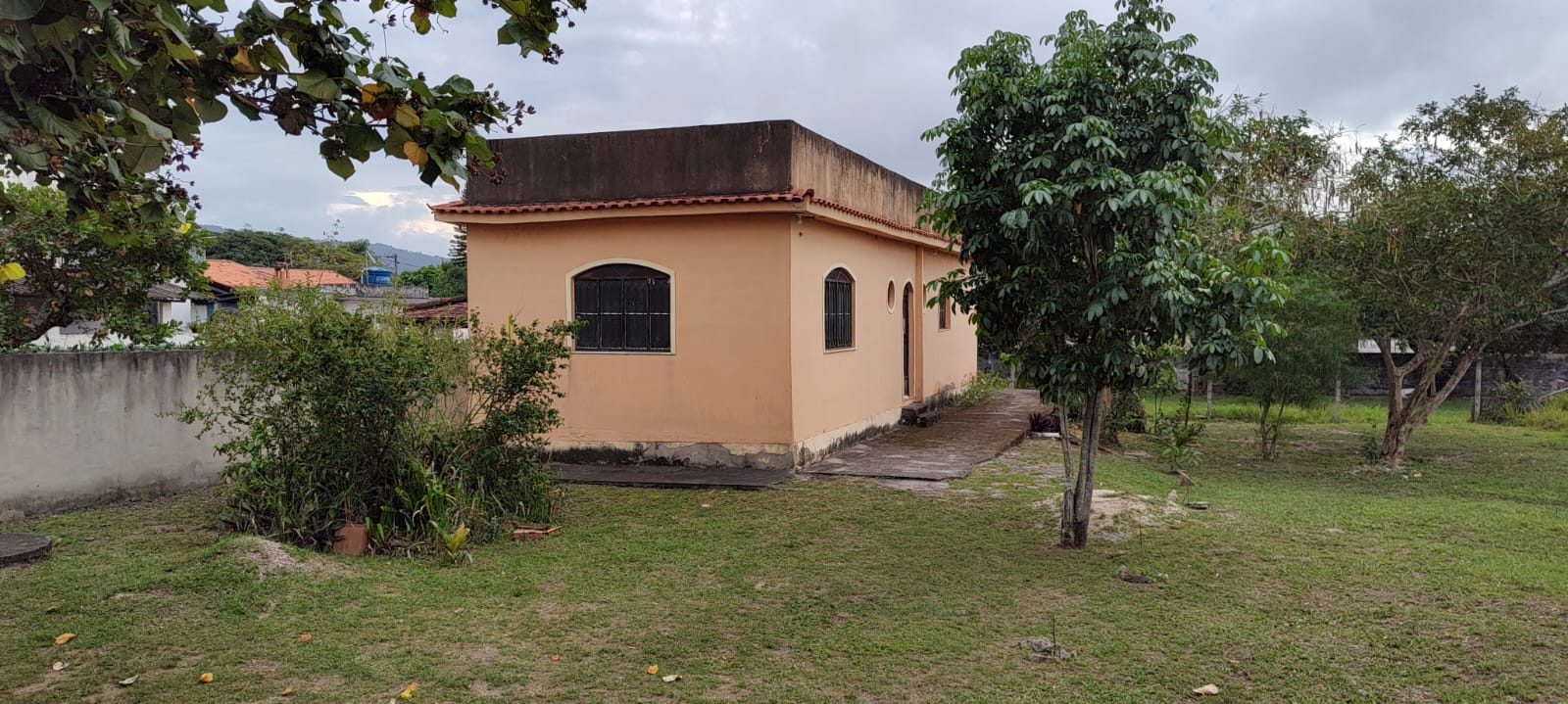 Casa com amplo terreno à venda no Jardim Atlântico Central, Itaipuaçu, Maricá/RJ.