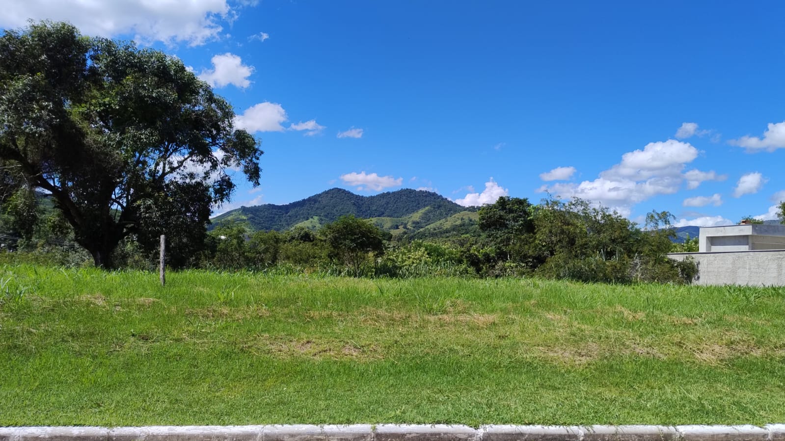 Terreno de 364m² à venda em condomínio fechado em Ubatiba, Maricá/RJ.