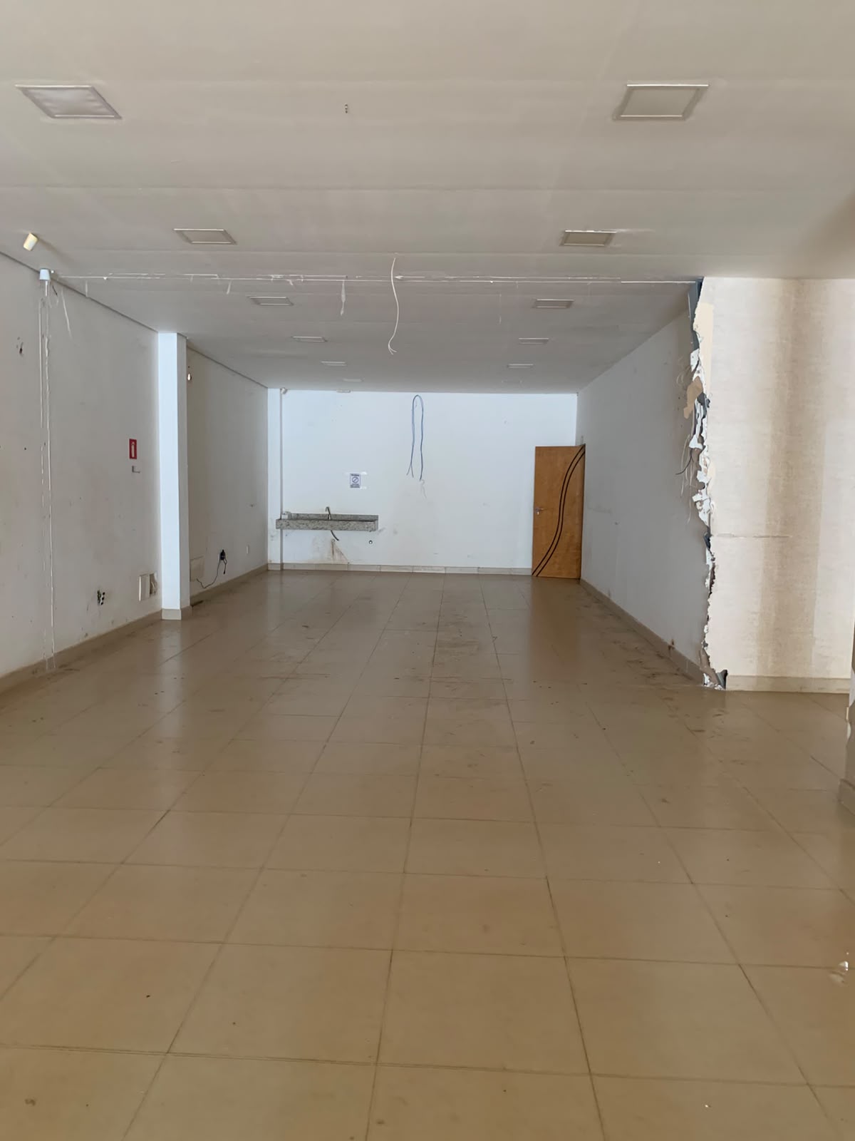 PONTO COMERCIAL DE ALTO PADRÃO PARA LOCAÇÃO NA AV: WEYNE CALVACANTE