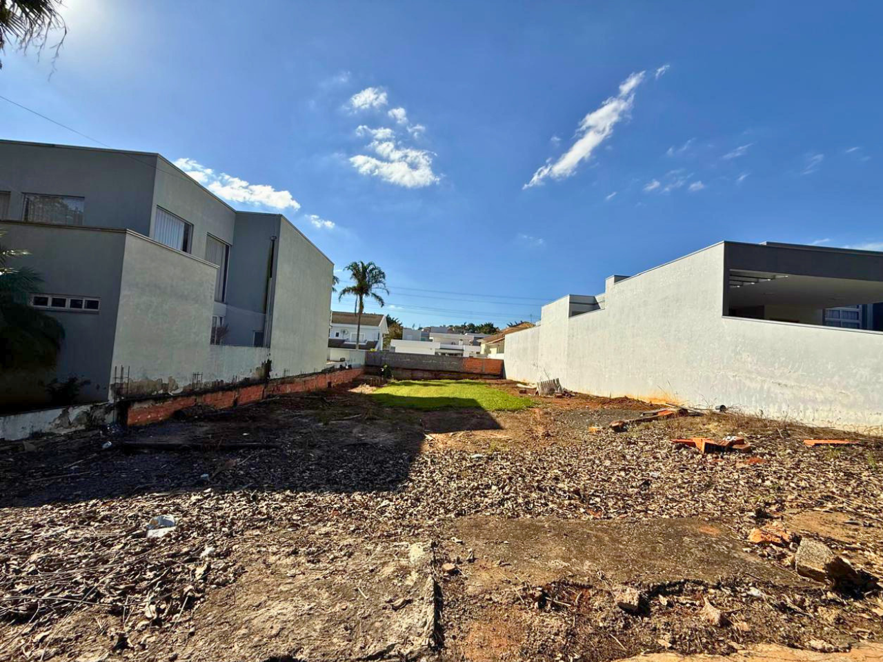 Terreno próximo ao lago no condomínio no Portal das Estrelas