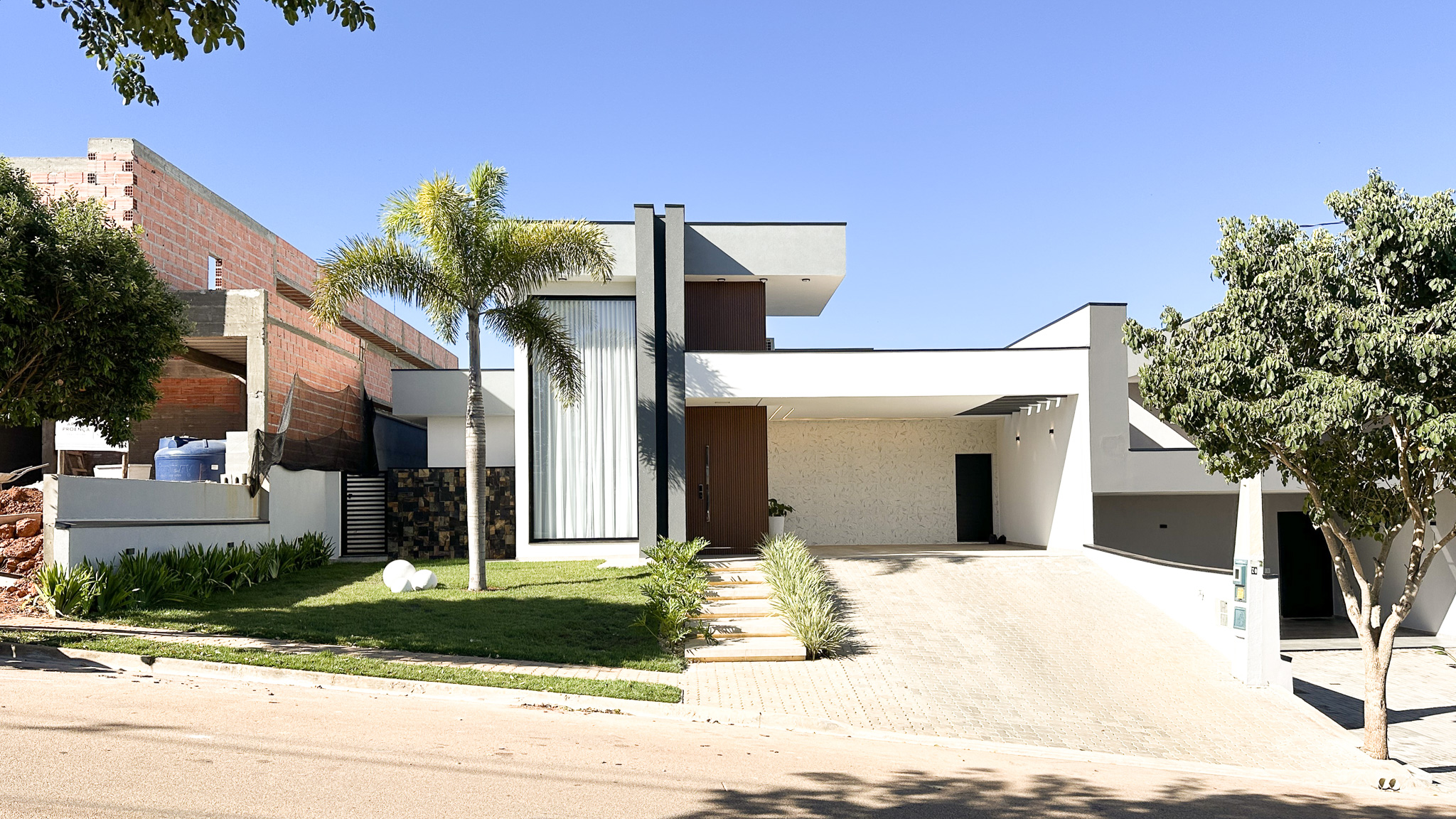 Casa Mobiliada com 5 suites no condomínio no Portal das Estrelas