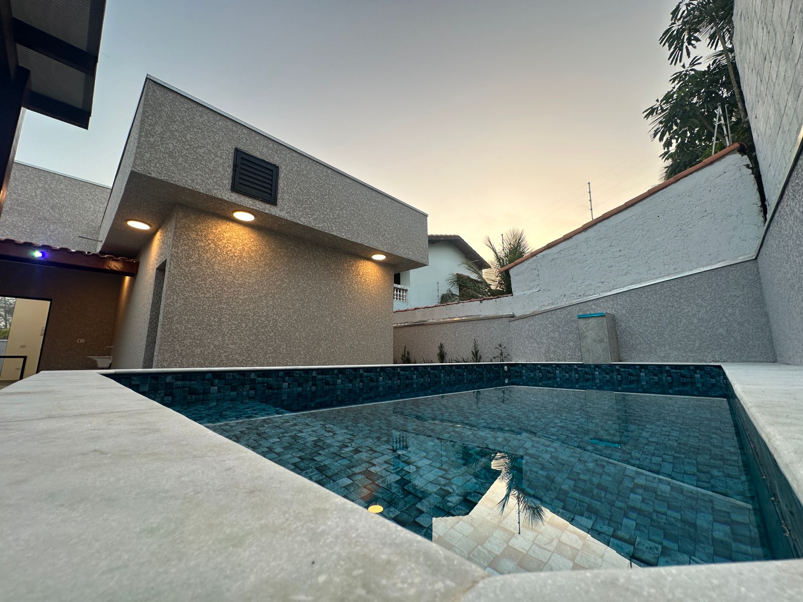 Casa Frente ao Mar à Venda em Itanhaém - 3 Quartos, Piscina e Área Gourmet