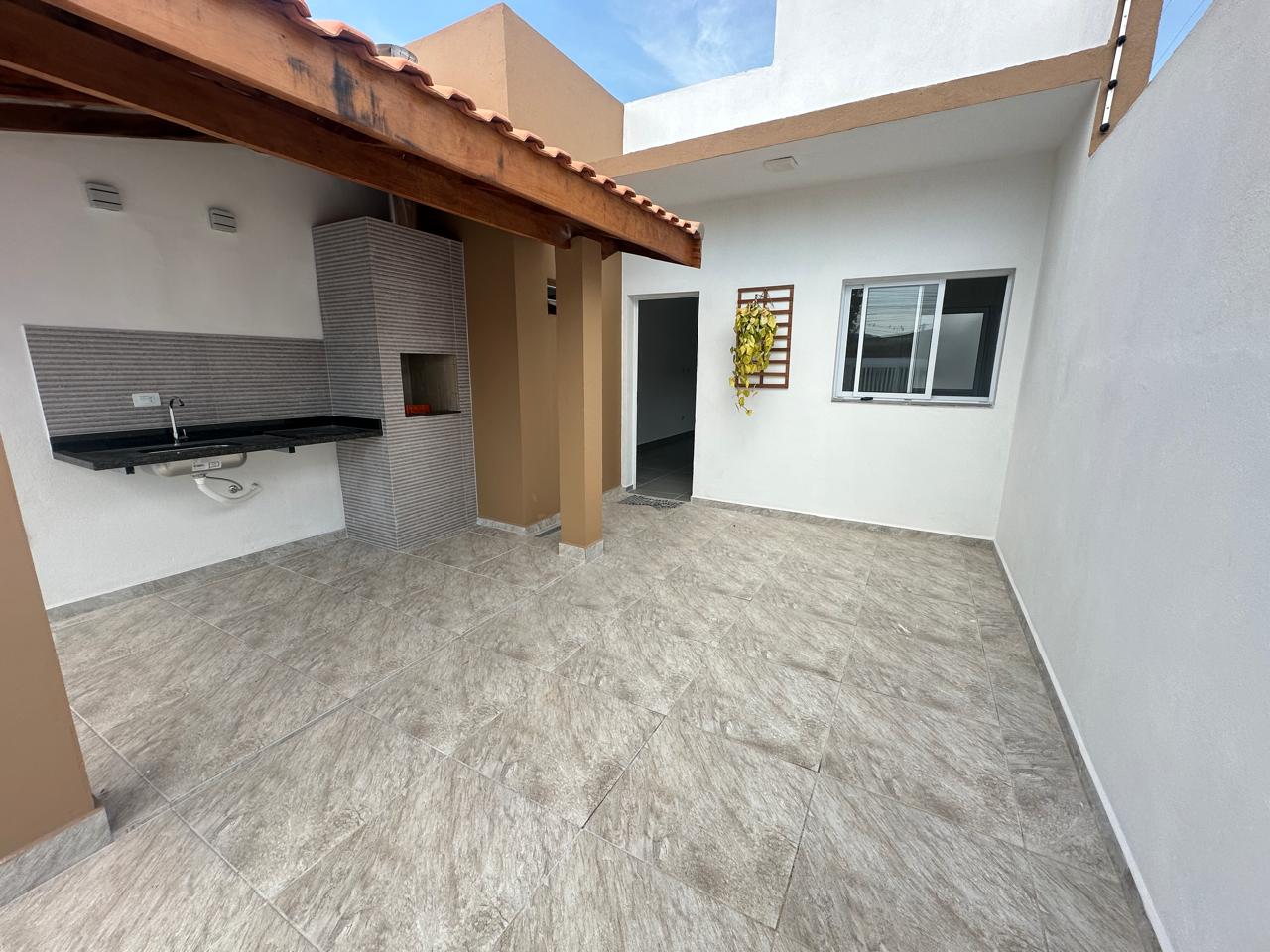 Casa Nova com Piscina à Venda em Itanhaém/SP – 2 Suítes, Churrasqueira e 2 Vagas