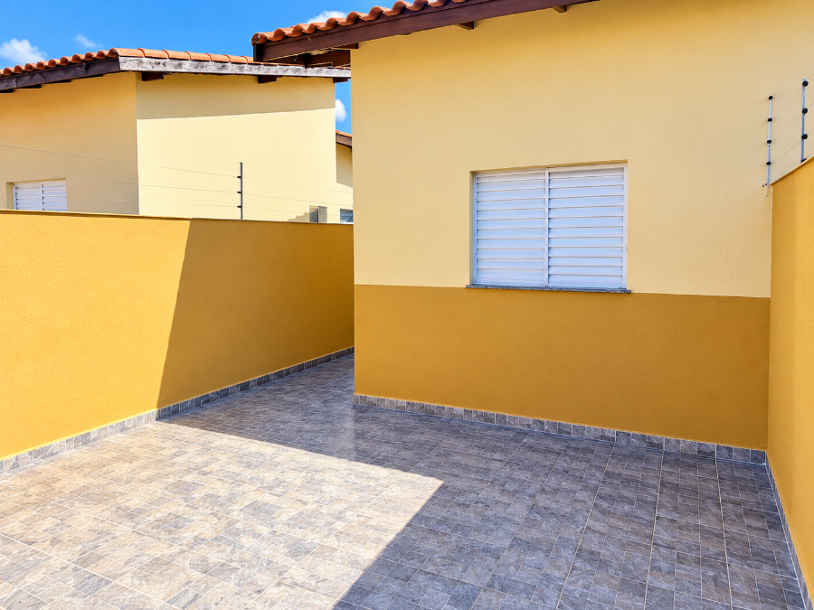 Casa Geminada à Venda em Itanhaém/SP, Jardim Suarão: 2 Quartos, 1 Suíte, 2 Banheiros, 2 Vagas, 65 m² e Piscina