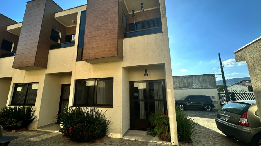 Sobrado Pé na Areia em Itanhaém – Seu Paraíso no JD. Suarão Viva o sonho da casa na praia com exclusividade, conforto e segurança.